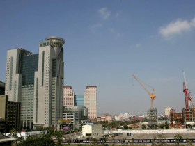 房價平均年漲40-60萬，「越晚買房越便宜」是最大謊言？他揭小資殘酷現實：15年存款全被漲幅吃光怎麼買